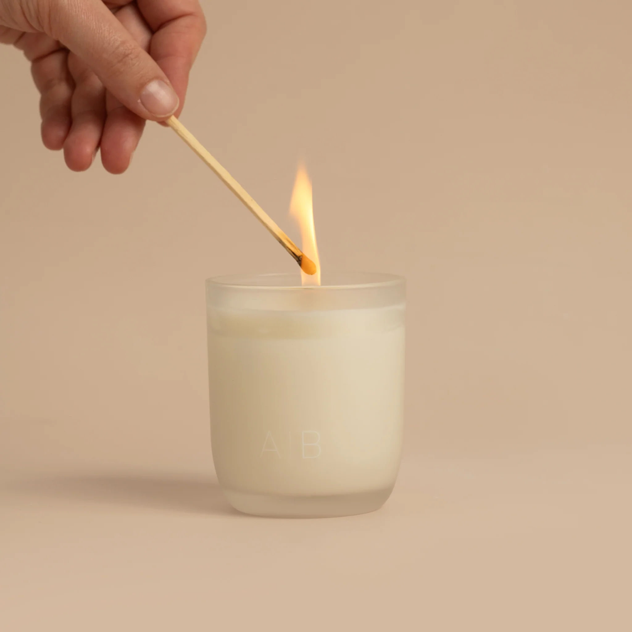 Peony, red apple, rose, dry amber, plum and violet 200g candle - Image 3